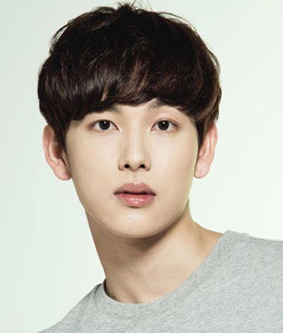 不同于以上几款千篇一律造型的齐刘海男生短发,这一款无刘海露额头