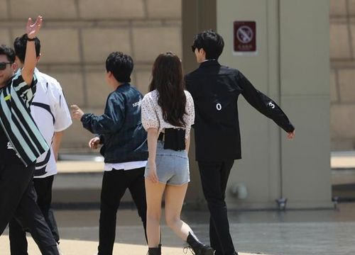 《奔跑吧》路透,蔡徐坤跳上郭麒麟的背让他背