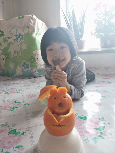 买回家,看我还用橙子皮做了可爱的小熊!