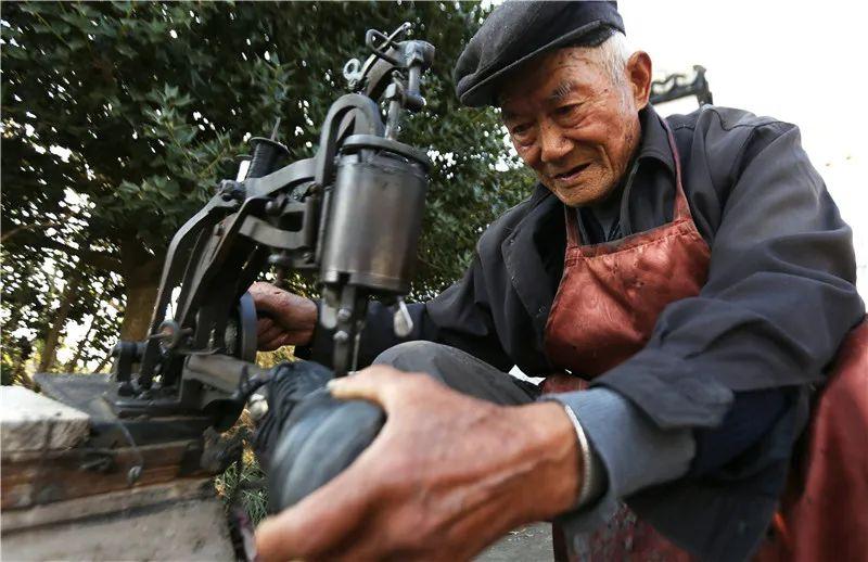 渐行渐远的乡村修鞋匠
