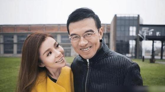王志比自己的妻子朱迅大8岁,他们的爱情是在2003年sars期间孕育的.