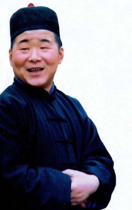 配角,姚建国的名字也不见了,取而代之的是陈佩斯给他取的艺名"姚二嘎"