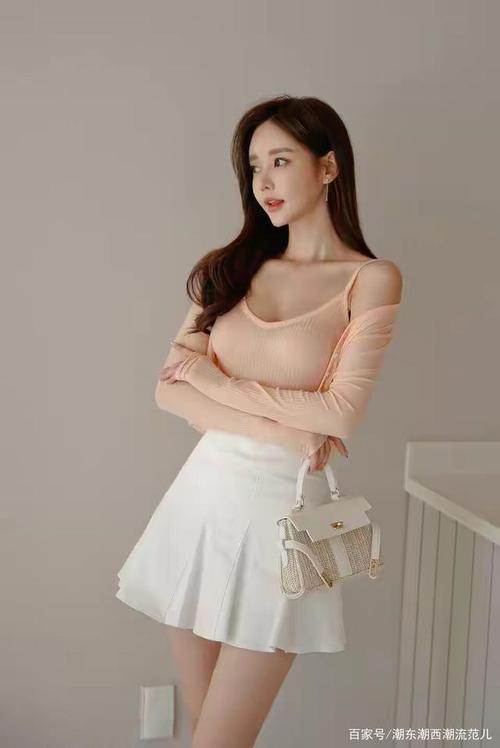 吊带背心搭配白色包臀裙,美女孙允珠这样穿搭气质优雅