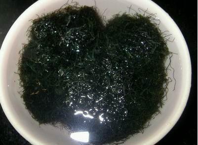 予为秦客,传食于塞上诸侯,一日脂车将发,见坑上有物,俨然麓侍:发菜