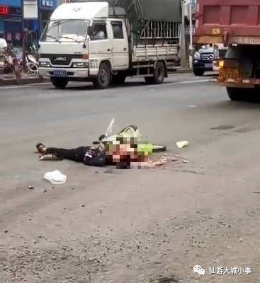 莆田一小孩骑自行车,被大货车当场撞死!脑浆.