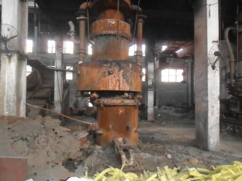 回到老车间,一种时间突然停下来的感觉,炼铁炉流出的铁水余温还在