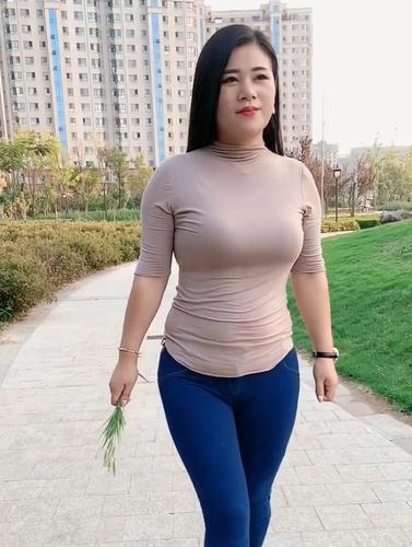 时尚街拍:"微胖"女神,穿着紧身长袖,尽显女性的魅力