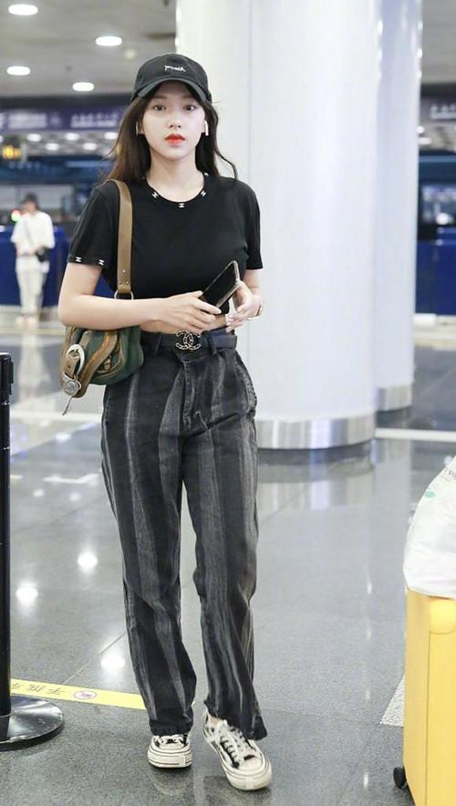 21岁程潇机场街拍印花衬衫配牛仔热裤女团风的造型太圈粉了