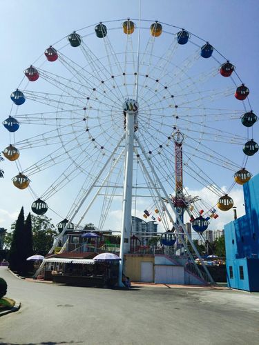 
感觉公园蛮商业化的,不过摩天轮没什么人乘,白天比较好看,晚上