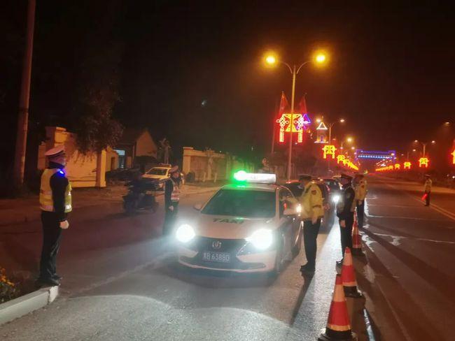 【节日我在岗】迎祖国华诞 齐齐哈尔交警夜查护平安