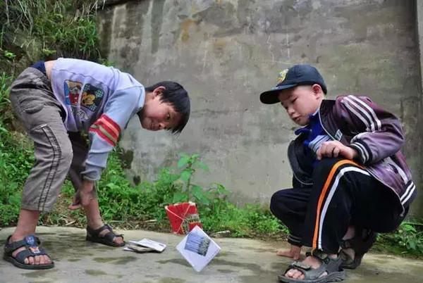 8岁打纸板练就了一身肱二头肌,强大的肺活量用来吹翻画片