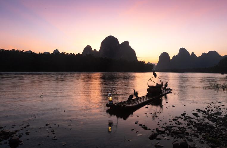 渔舟唱晚,霞光满天,美的令人窒息,更是多了一层绮丽的色彩.