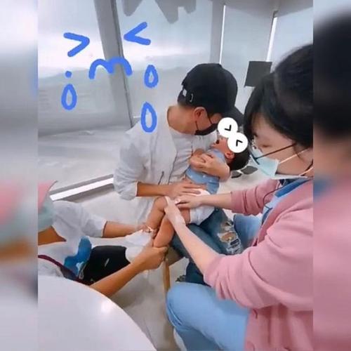 安以轩儿子六六打针大哭还不忘和护士阿姨挥手再见真宝藏萌娃