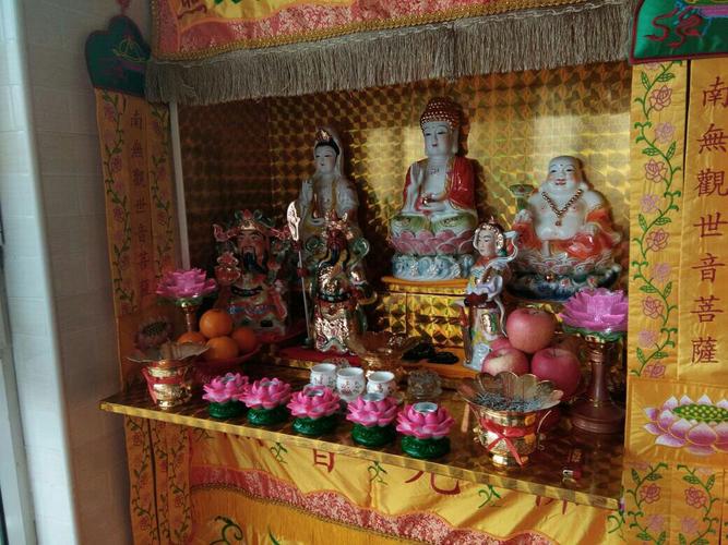 一排财神跟关公放在如来的右下手,韦陀放在如来的左下手,这样摆放对吗