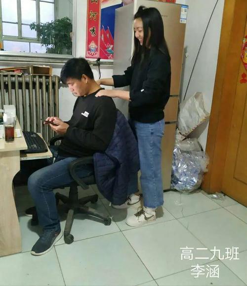 百善孝为先安中学子在行动二为辛勤的父母按摩