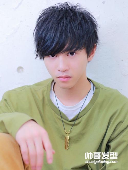 小鲜肉黑色发型怎么剪好看 时尚帅气的男生黑色短发(2)