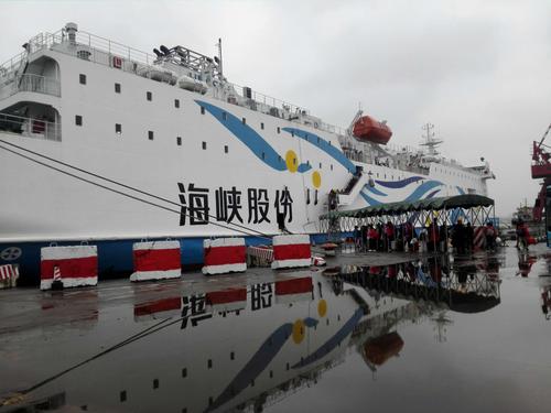 停靠在海囗码头的棋子湾轮船