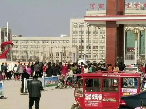 驻马店一高中校门被愤怒的家长推倒!竟然是因为这