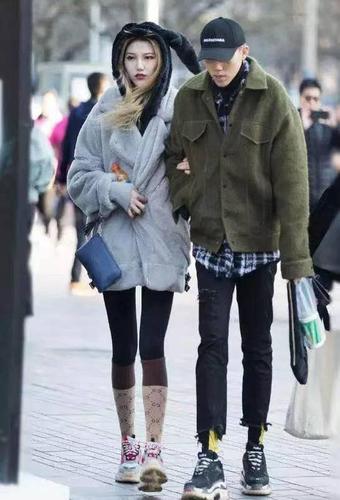 是的,你没有看错,所谓"袜子裹裤子",就是将袜子套在裤子外面,大大