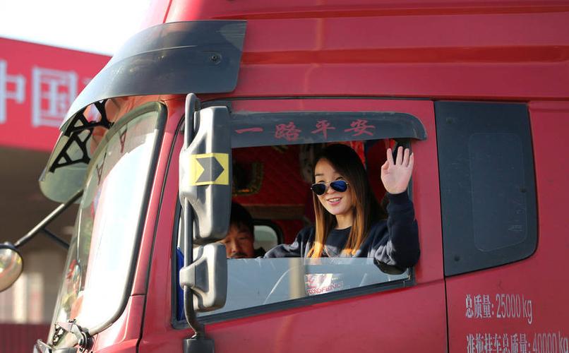 十岁开赛车20岁开大货车,这才是女司机的逆袭之路