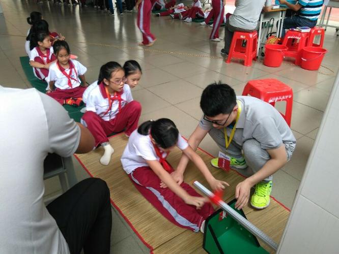 五年级女生在参加坐位体前屈测试.