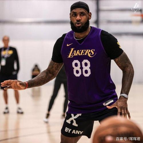在家今天的训练中,詹姆斯身穿88号训练球衣,神情严肃!
