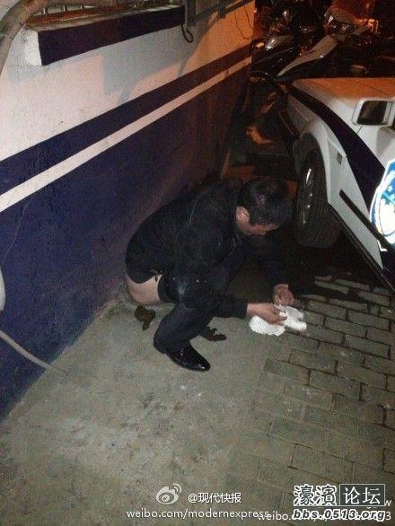 现代快报:今天凌晨,一男子在派出所处理纠纷时竟然在门外大便!