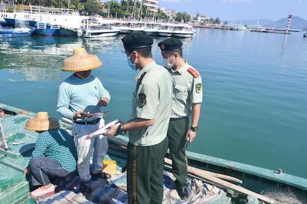 切实加强政策法规宣传教育,海南三亚海警局在伏季休渔期来临之际,组织