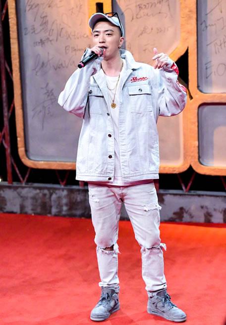 j,本名肖佳,1989年12月28日出生于福建省,中国内地嘻哈饶舌男歌手