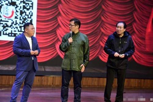 相声演员大兵收徒视频曝光 徒弟们跪拜叩头尽显大师风范