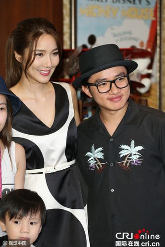最萌身高差!王祖蓝紧搂老婆李亚男秀爱 坦言不急生娃