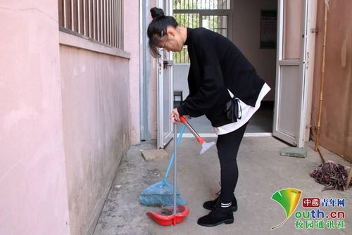 图为安庆师范大学学生在参加劳动实践课.中国青年网通讯员 符芳敏 摄