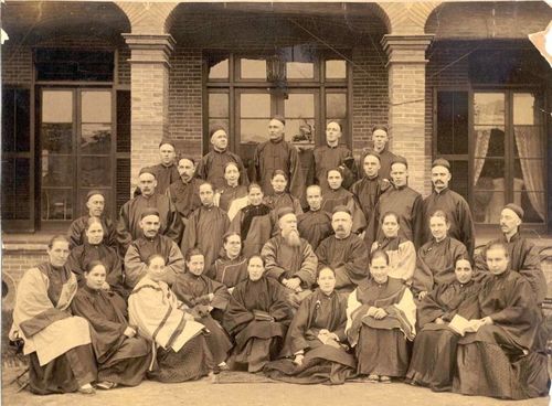 戴德生牧师(第二排中)