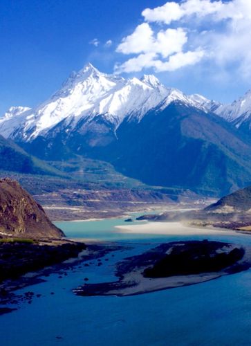 大峡谷里的雅鲁藏布江