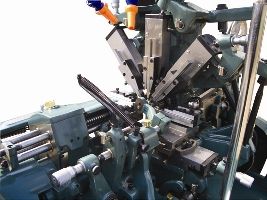 凸轮式自动车床是一种通过凸轮来控制加工程序的自动加工机床,在机械