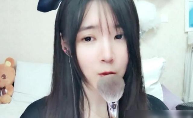 斗鱼女主播被曝线下主动约见大哥对方却让朋友代替自己去