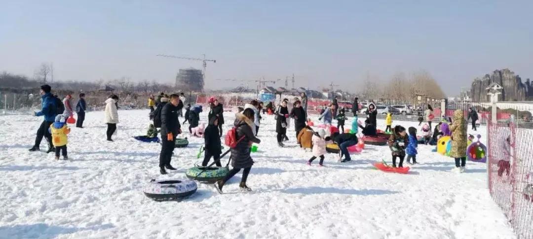 德百温泉小镇嬉雪乐园全新升级,滑雪面积达20000多平方米,可容纳上