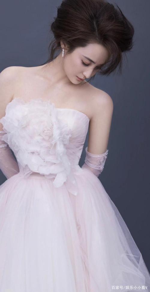 太美了!45岁蒋勤勤婚纱写真美如画,秀小蛮腰展露好身材