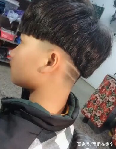 秀气小男孩理发,被社会理发师剪了个盖头后一脸严肃