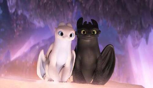 在影片中,没牙仔有了女朋友光煞,当没牙仔恋爱后,因为白色夜煞的带领