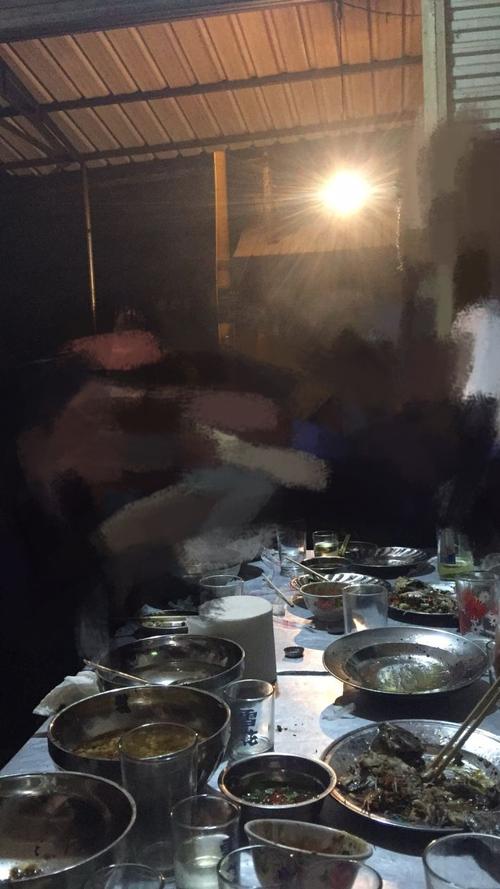 十几个人挤在一窝,然后也叽叽喳喳的,吃肉喝酒,还玩海龟汤这种恐怖小