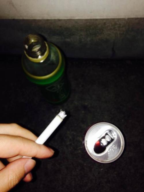 手拿烟酒图片伤感真图