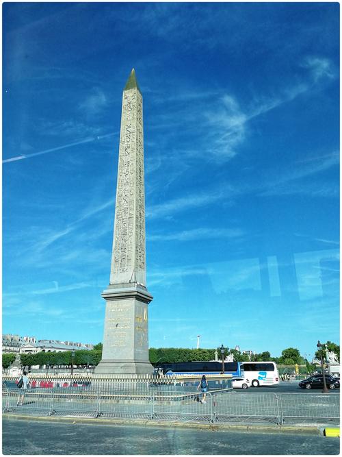 车窗外的协和广场方尖碑