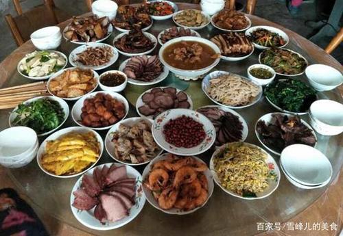 这一桌年夜饭,扣肉做的很诱人,各种菜肴很具有地方特色,你猜猜这是