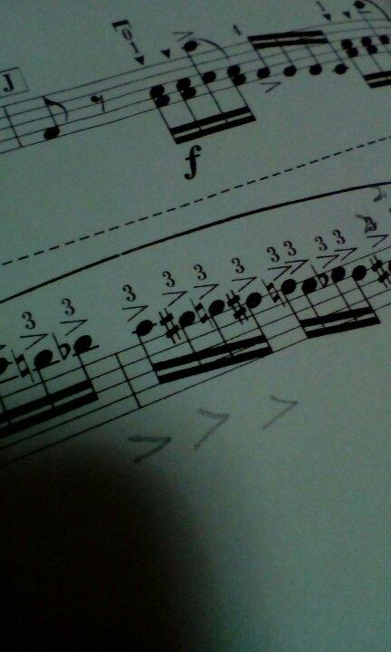 小提琴五线谱里面这个符号是什么意思?怎么拉?什么效果?