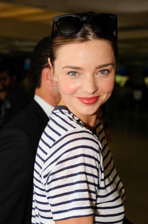 中文名:米兰达·可儿 外文名:miranda may kerr 国籍:澳大利亚 身高