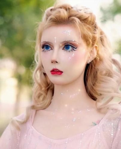 真人芭比迪丽拉被质疑整容晒化妆流程辟谣素颜清纯似初恋