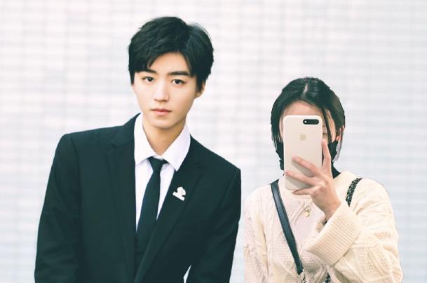 王俊凯首次晒和表姐合照,两人五官神似,粉丝跪求表姐快出道