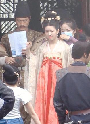 明星拍戏现场,赵露思眼神杀人,看到杨紫:太适合古装了