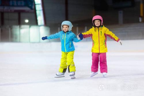 孩子们在室内溜冰场滑冰. 儿童和家庭健康冬季运动.